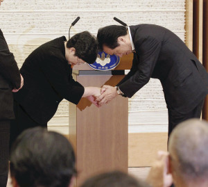 全国原告団代表(当時)と菅首相が握手（提供：読売新聞社）